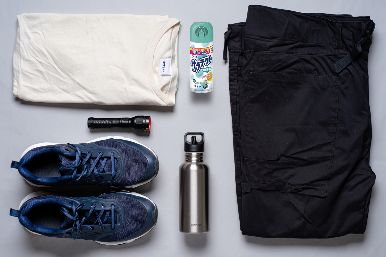 長袖シャツ、長ズボン、スニーカー、虫除けスプレー、懐中電灯