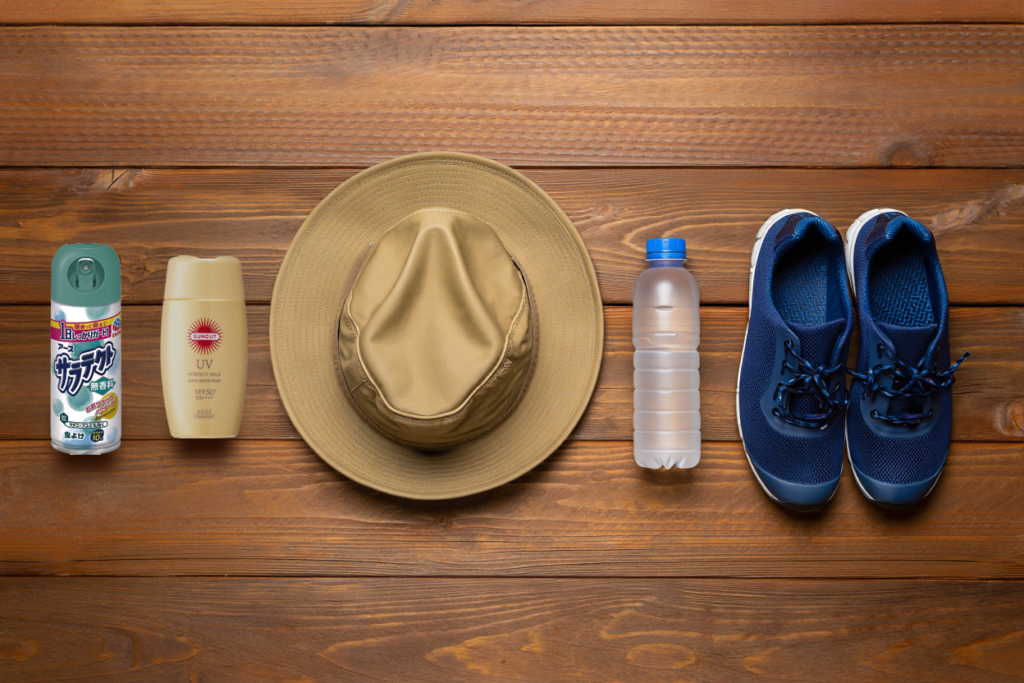マングローブ探検に役立つ持ち物セット。虫除けスプレー、日焼け止めクリーム、つば広の帽子、ペットボトル飲料、マリンシューズ