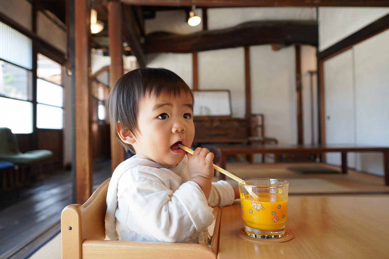 古民家カフェでマンゴージュースを飲む赤ちゃん