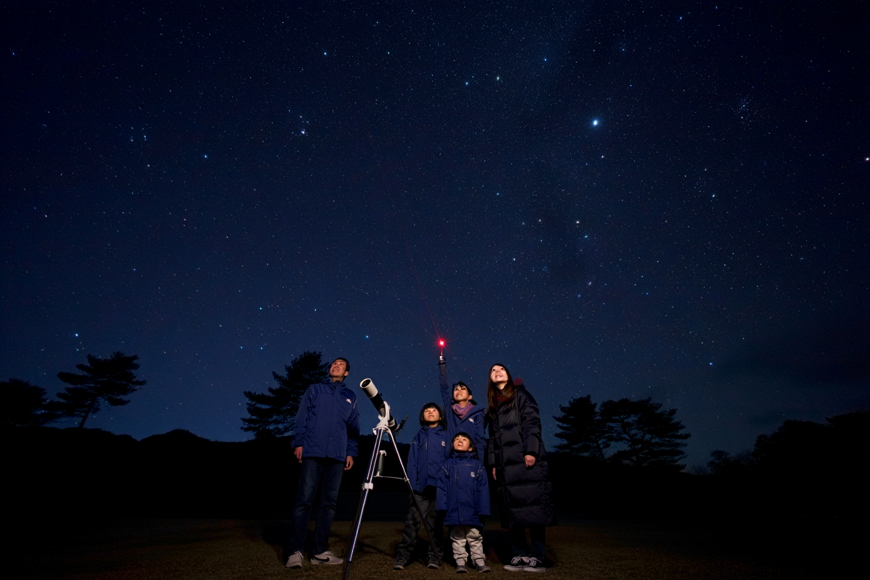 星空を見上げる日本人家族