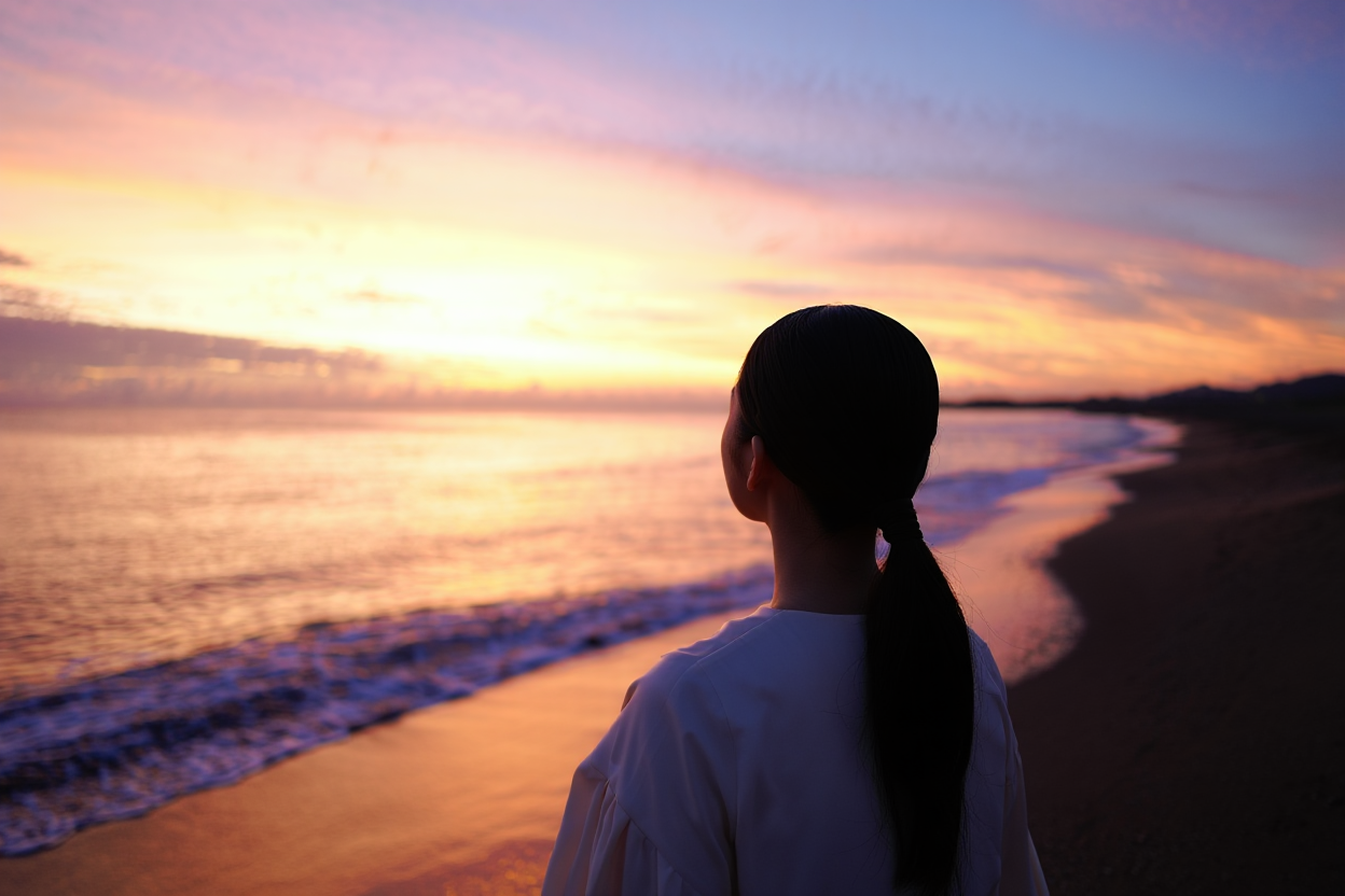 ウミガメとの出会いを思い出してる女性